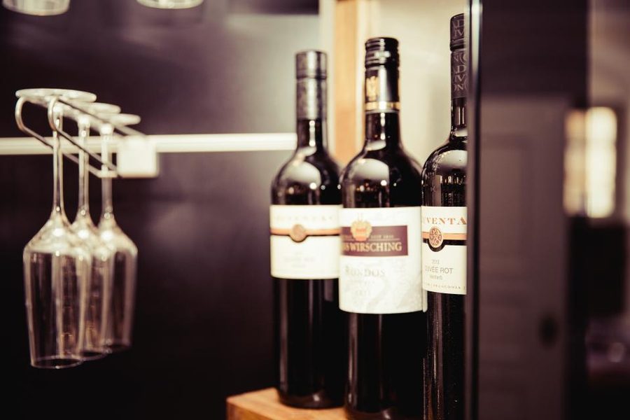 Des bouteilles de vin et des verres suspendus